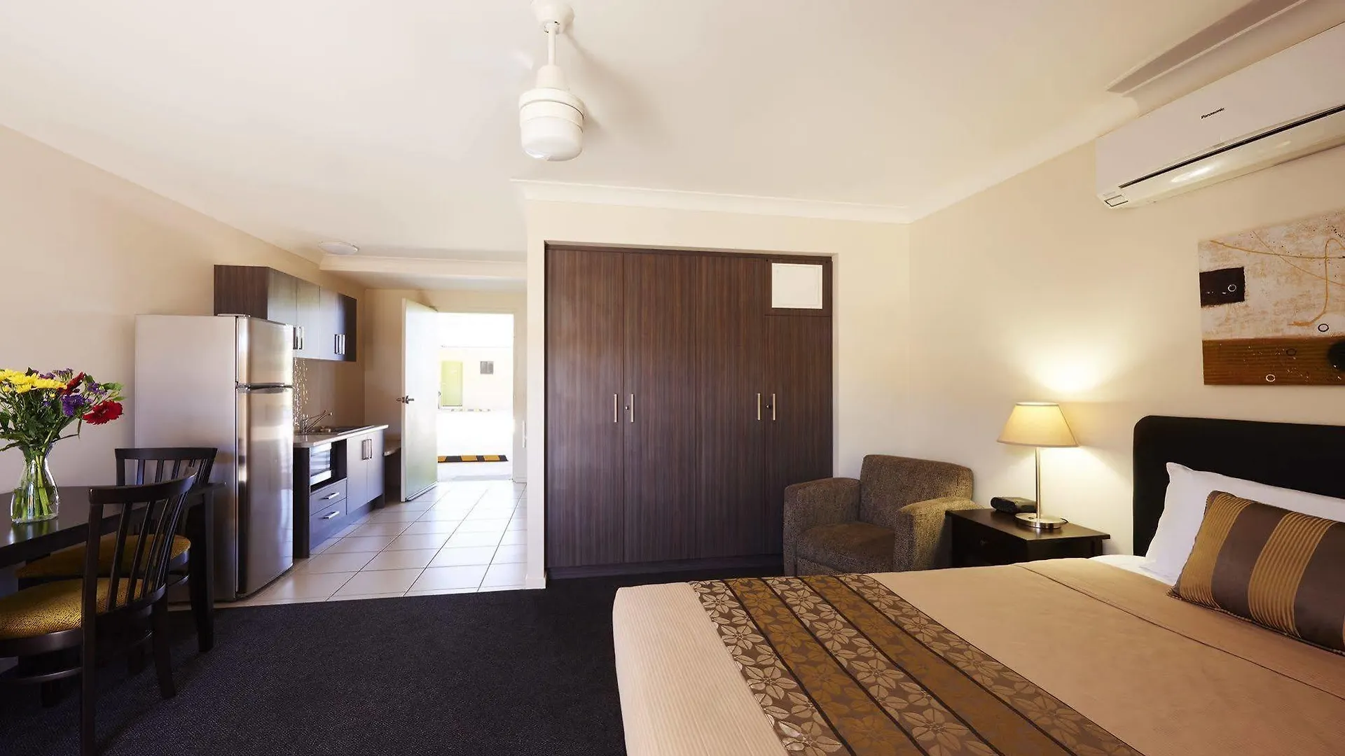 Blackwater Hotel Motel 4*,